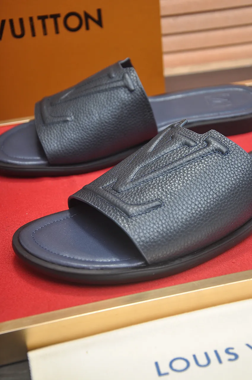 Men's men's shoes 💰340💶 [Louis Vuitton LV slippers] (high-end cowhide) counter 1:1 fashion style, a must-have for summer! The designer used LV’s iconic outsole. The original simple slippers instantly become fashionable! The upper is made of flexible special cowhide leather straps alternately, and the workmanship is exquisite! A must-have for stylish men in summer, size 38-46 (45 46 customized)